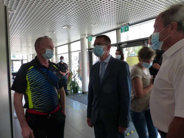 Sveikatos apsaugos ministro sutiktuvės – su lazdomis