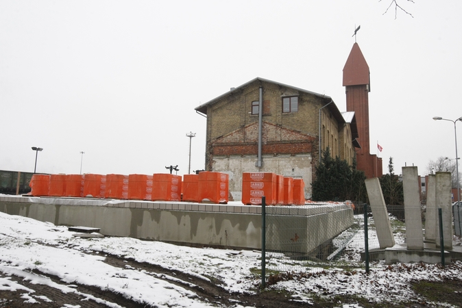 Klaipėdiečiai smalsauja: koks statinys dygsta šalia senosios geležinkelio stoties?