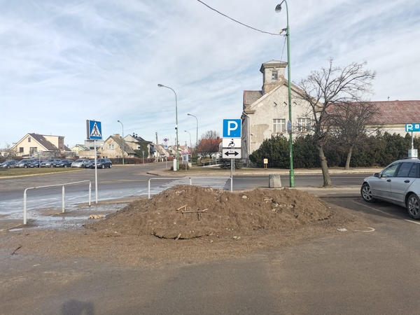 Gyventojai pasipiktinę: neįgaliųjų vietoje Melnragėje – purvo ir sniego kalnas