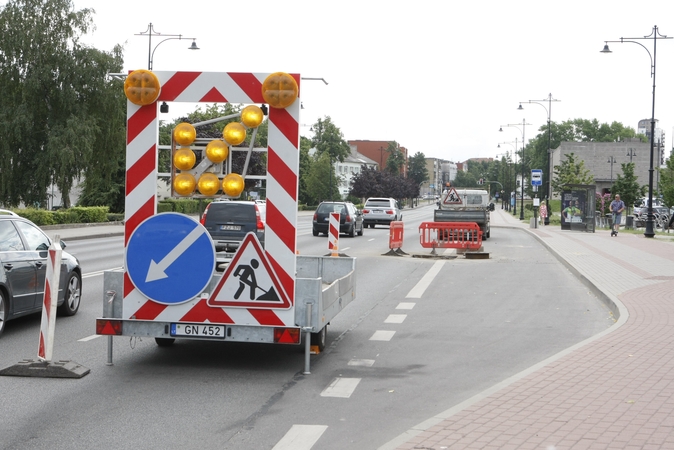 Incidentas Pilies gatvėje: įsmuko šulinio dangtis