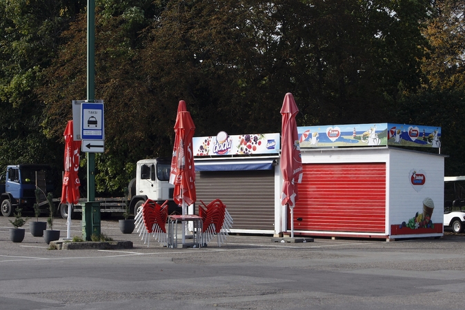 Smiltynė vis dar bado akis