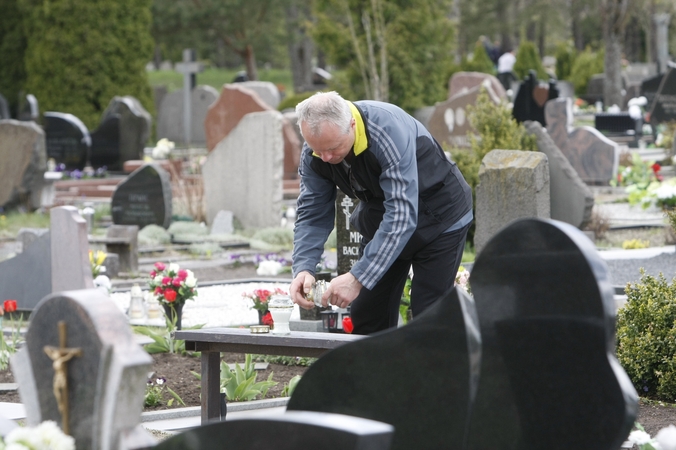 Prieš Motinos dieną klaipėdiečiai skuba tvarkyti kapų