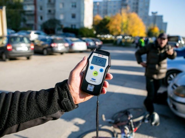 Mažeikių rajone girtą dviratininką sudrausminęs vairuotojas buvo jo sumuštas