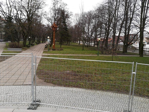 Klaipėdoje tvarkant Dangės skverą pradėti kirsti medžiai