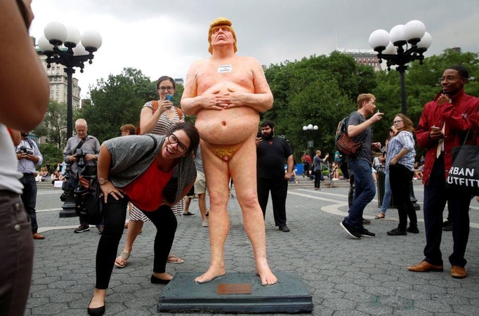Nuogą D. Trumpą vaizduojanti statula parduota aukcione už 28 tūkst. JAV dolerių