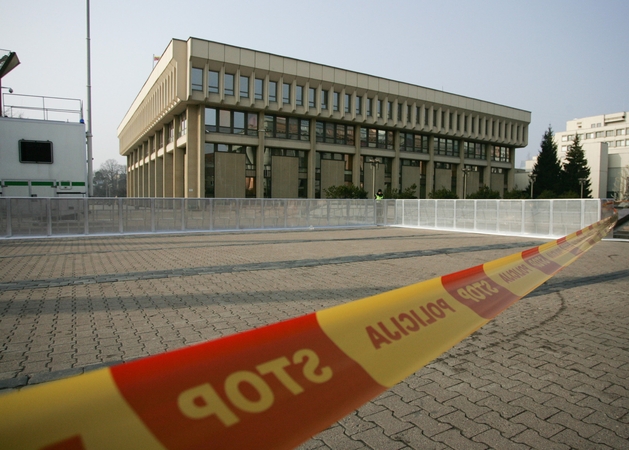Girtas vyras sugadino Seimo teritorijoje esančią pakeliamą užtvarą