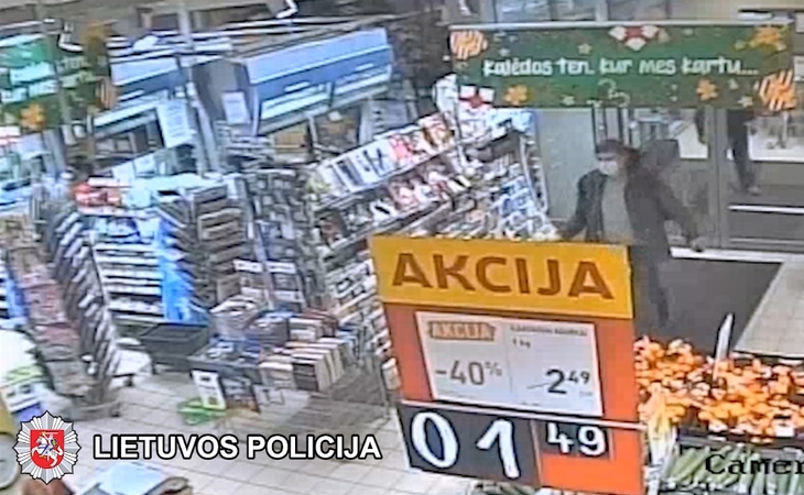 Vilniuje iš parduotuvės dingo paspirtukas: gal atpažįstate šį vyrą?