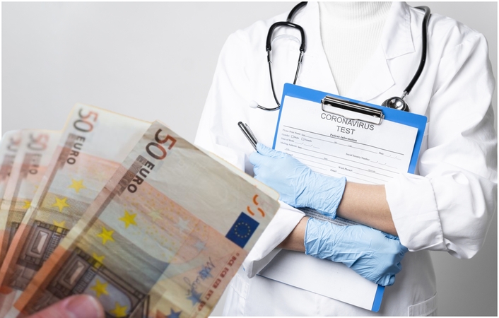 COVID-19 susirgusi ir į gatvę išėjusi gydytoja lieka nubausta 2 tūkst. eurų bauda