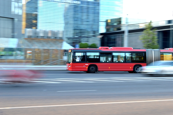 Rytas Vilniuje prasidėjo nelaimėmis: autobusas partrenkė moterį