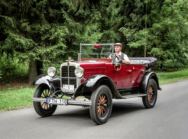 Solidu: ponas Saulius ir "Studebaker Erskine Model 50 Touring", 1927 m. Automobilio savininkas – Dalius Linkevičius.
