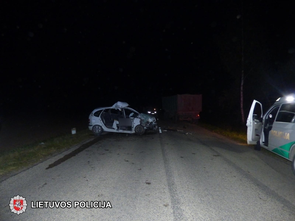 Šakiuose girtas automobilio vairuotojas rėžėsi į traktorių, yra nukentėjusiųjų