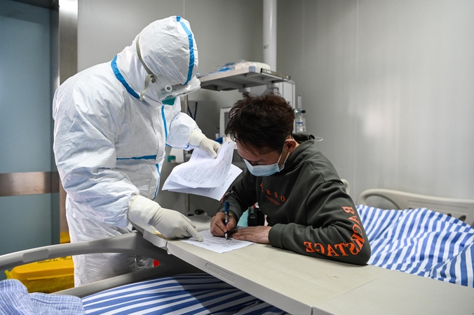 JAV tarp asmenų, evakuotų iš Kinijos, patvirtintas antras naujo koronaviruso atvejis