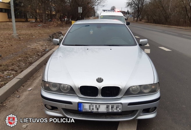 Į pareigūnų reikalavimus nereagavęs jaunas beteisis vaikinas prarado savo BMW