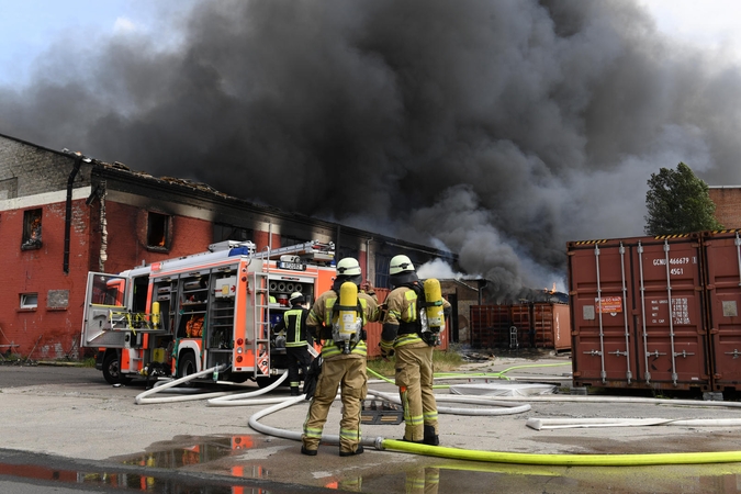 Berlyne užsidegė prekybos centras, dūmai matyti už kelių kilometrų