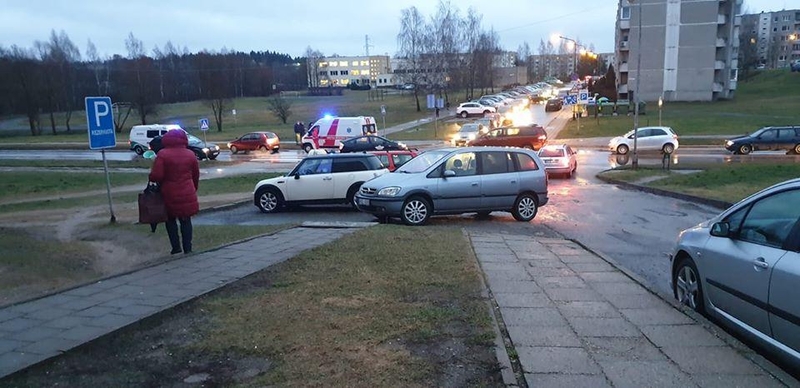 Trečiadienio rytą – nelaimė Utenoje: automobilis perėjoje partrenkė vaiką
