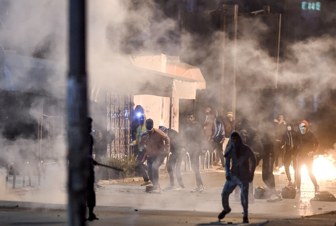 Įtampa Tunise: po riaušių areštuota 600 asmenų, dislokuota kariuomenė 