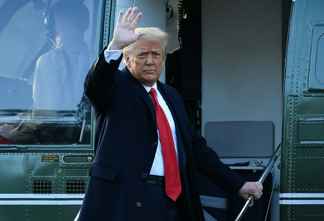 Apklausa: daugiau kaip pusė amerikiečių mano, kad D. Trumpas vertas apkaltos
