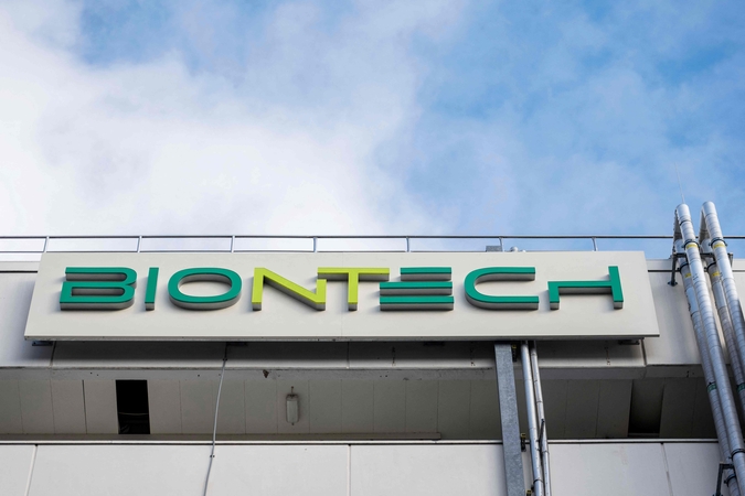 „BioNTech“ vadovas: kol kas nėra poreikio pritaikyti vakcinos koronaviruso atmainoms