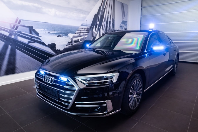 Į Lietuvą atkeliavo ratuota tvirtovė: šarvuotas „Audi“ pasiruošęs atremti ir cheminio ginklo atakas