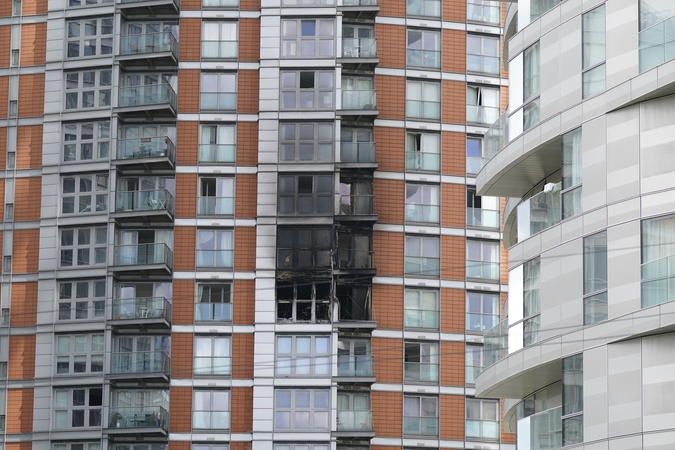 Londono daugiaaukštyje kilęs gaisras vėl kelia nerimą dėl pastatų apdailos