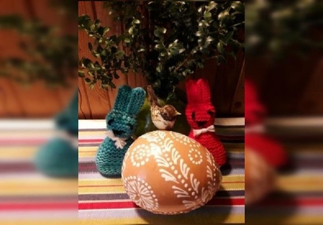 Zitos Riestienės megzti velykiniai zuikučiai ir Vyganto Jazersko margintas margutis.