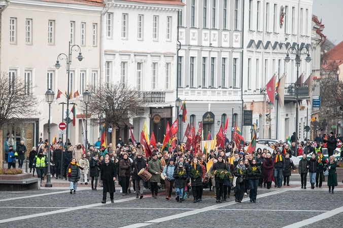 Vasario 16-ąją žmonės džiaugiasi galėdami švęsti laisvę ir reiškia solidarumą su Ukraina