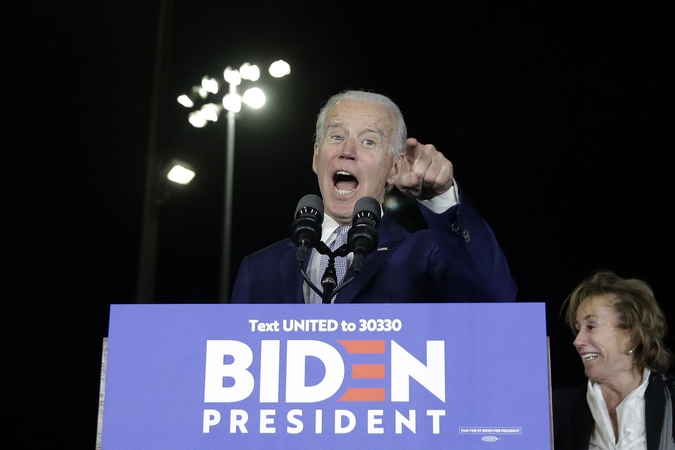 J. Bidenas švenčia virtinę pergalių per „superantradienio“ balsavimą