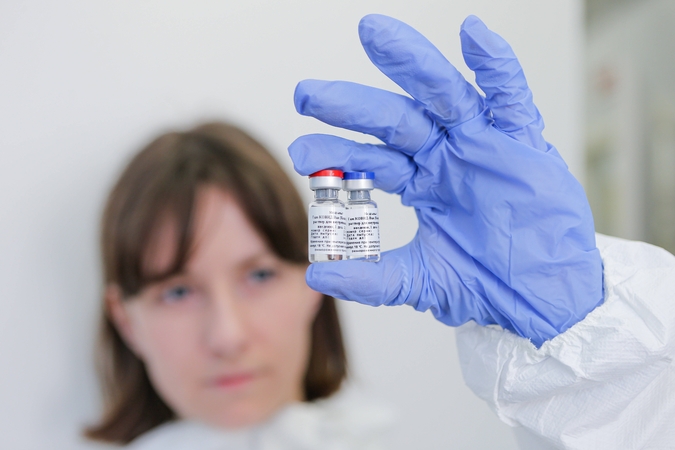 Jungtinė Karalystė užsisakė 90 mln. dozių potencialios vakcinos nuo COVID-19