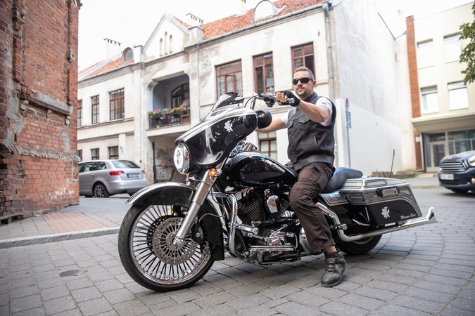 Komanda: kartu su bendraminčiais "Road Brothers" Mantas ant motociklo sėda kiekvieną savaitę.