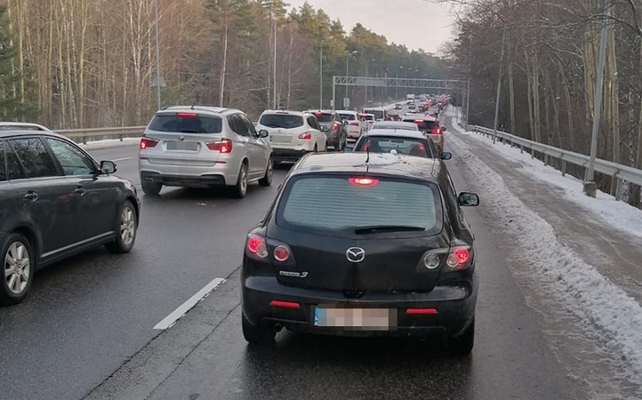 Po žiemos pramogų kelionė į namus užtruko: teko laukti spūstyje