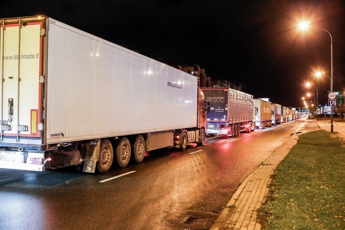 Siūloma vilkikų vairuotojus, turinčius koronaviruso simptomų, neįleisti į Lietuvą
