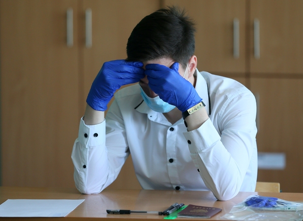 PSO: COVID-19 plitimą skatina simptomų nejaučiantys jauni žmonės