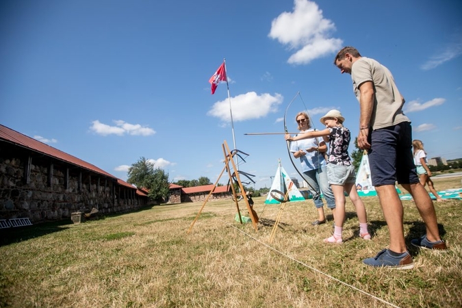 Prie Kauno pilies – šeimų šurmulys: rankos taiklumą bandė šaudant iš lanko