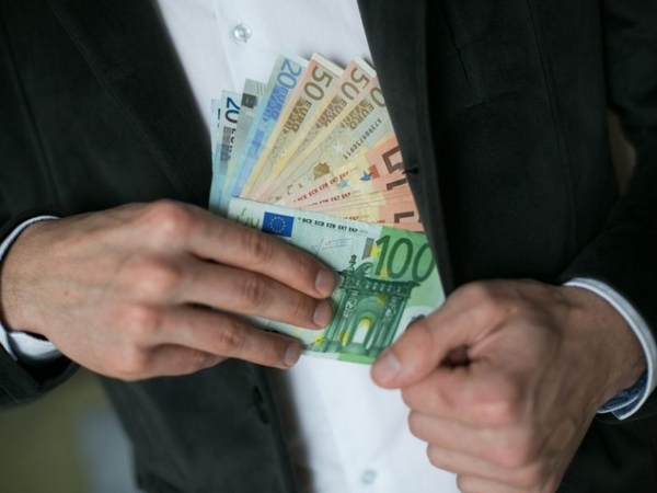 Mobiliųjų telefonų prekeiviai įtariami valstybei nesumokėję 4 mln. eurų mokesčių