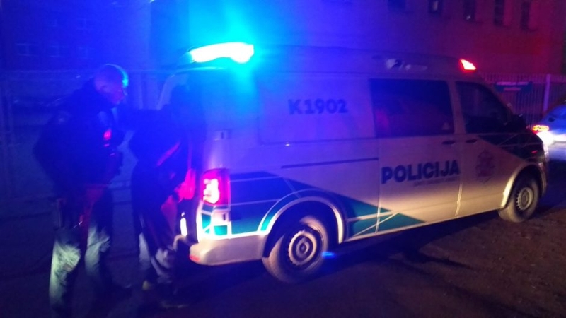 Radviliškyje pareigūnams įkliuvo du girti vyrai: spardė parduotuvės inventorių
