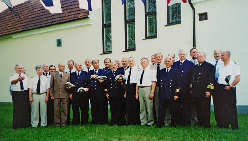 Pradžia: Jūrų kapitonų klubo nariai prie L.Stulpino namo 2004 m. 