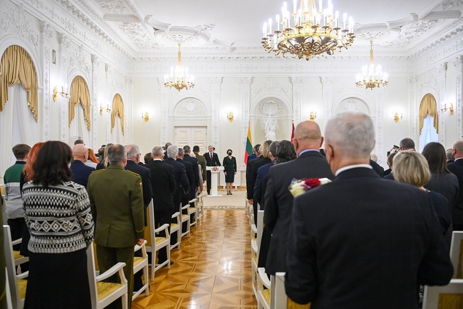 Prezidentūroje giedant himną operos solistas pavėlavo įžengti į salę, G. Nausėda supainiojo žodžius