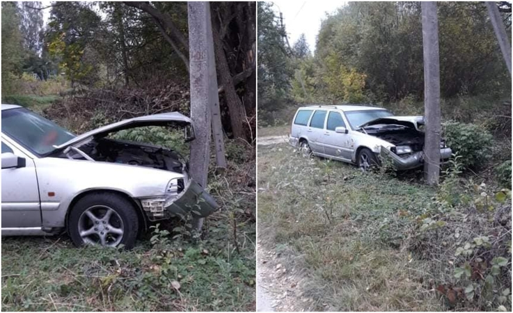 Vilniuje „Volvo“ automobilis rėžėsi į stulpą: vairuotojas pasišalino