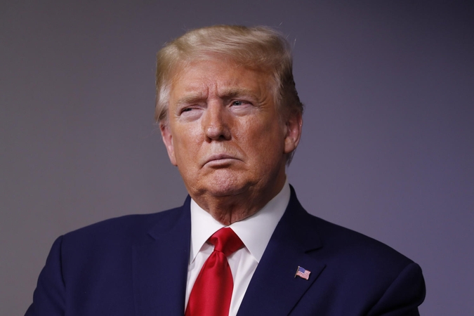 D. Trumpas žada dėl COVID-19 sustabdyti imigraciją į JAV