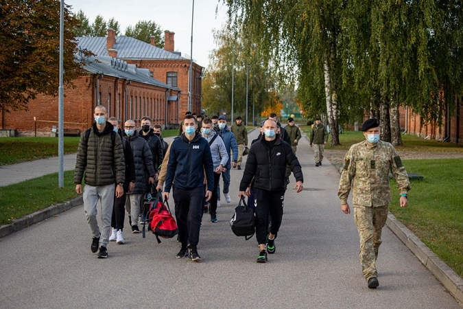 Tarnybą Lietuvos kariuomenėje pradeda beveik tūkstantis jaunuolių