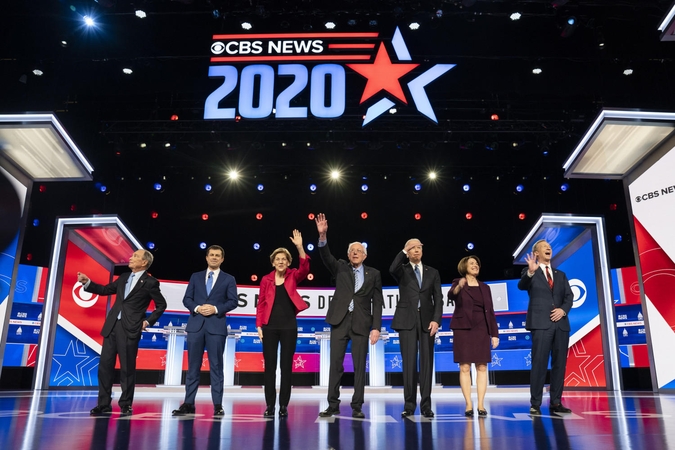 B. Sandersui demokratų TV debatuose vėl teko atlaikyti kritikos laviną