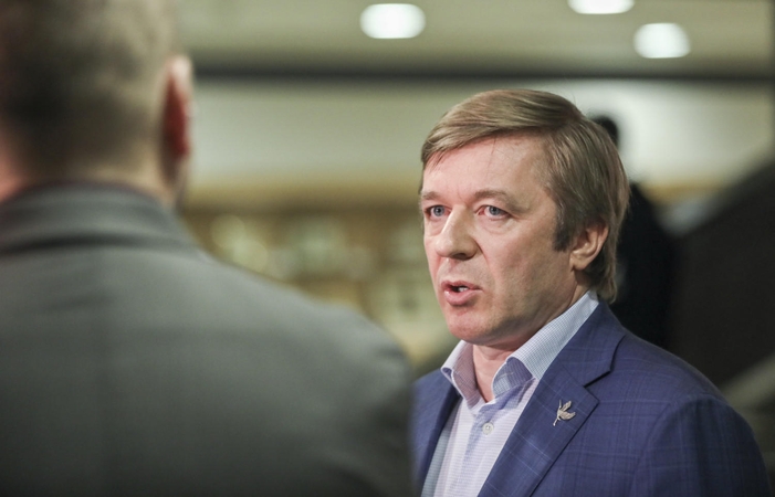 R. Karbauskis siūlo taršos mokestį mokėti tik pirmą kartą registruojant automobilį