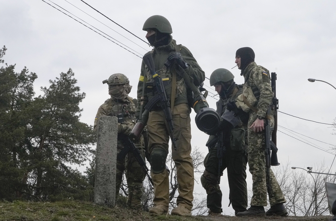 JAV milijardierius J. Isaacmanas asmeniškai atgabeno pagalbos Ukrainos kariuomenei
