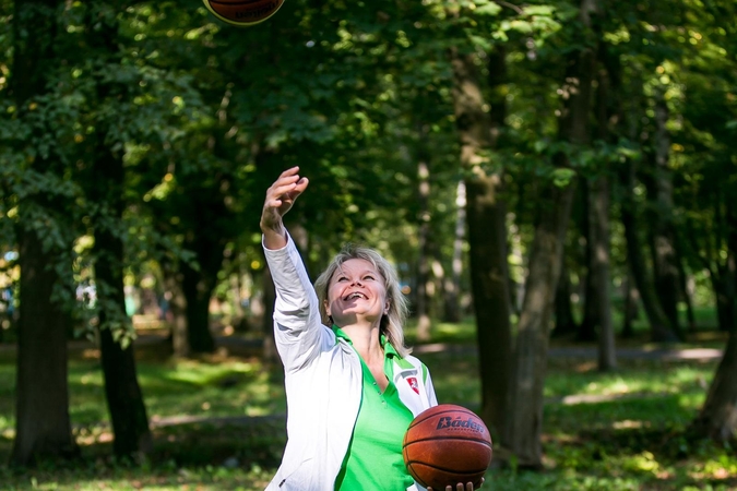 Lina Dambrauskaitė-Sabaliauskienė vietoje, kur buvo įkurta pirmoji krepšinio aikštelė Lietuvoje