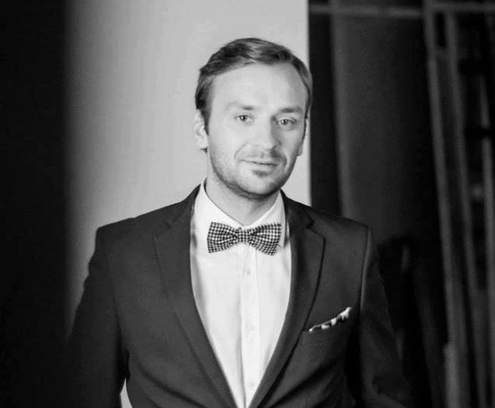 T. Gryn kartu su mylimaja filmuojasi, bet jos nemato