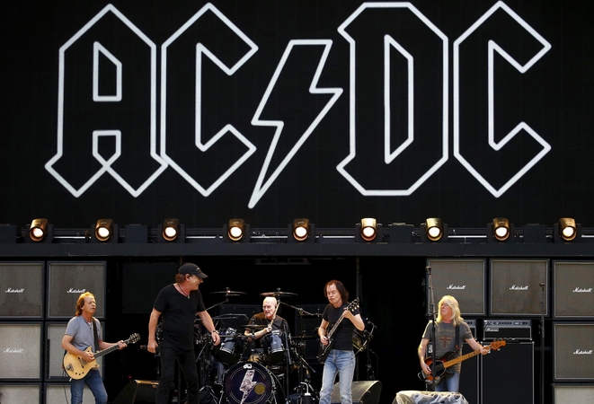 Grupė AC/DC pradėjo teisinę kovą su piratinės muzikos pardavėjais