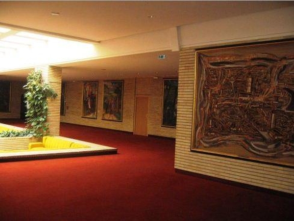 Restauruoti iškilių dailininkų darbai grįžta į teatrą