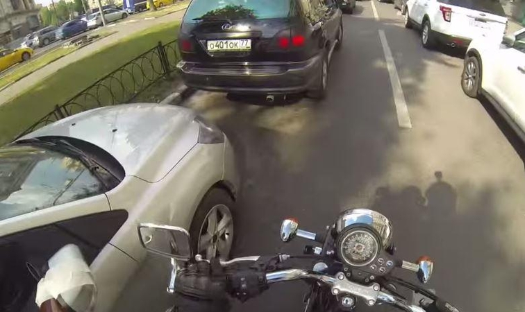 Mergina ant motociklo auklėja šiukšlintojus