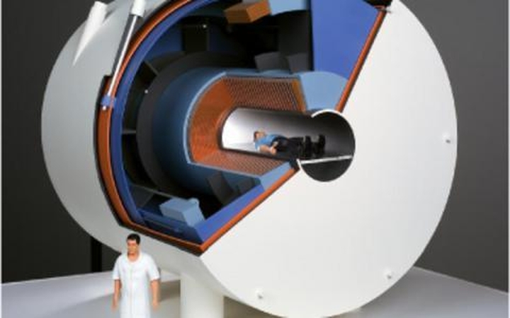 Galingiausias planetoje magnetinio rezonanso MRI aparatas sulaikys ir tanką