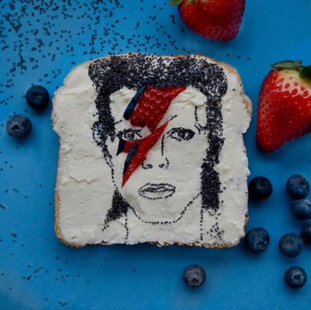 Vilnietė D. Bowie portretą sukūrė ant duonos